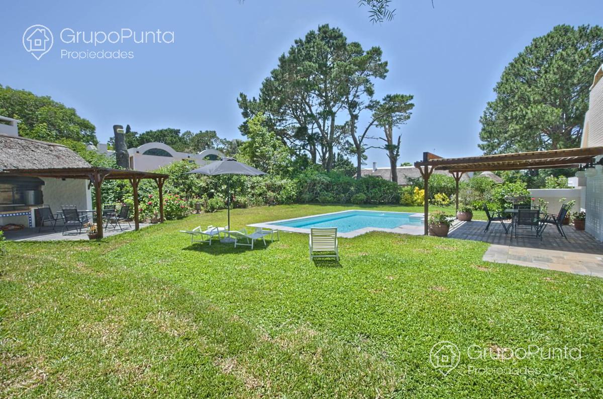 Hermoso chalet con piscina climatizada en alquiler en zona Golf - Punta del Este · Foto 5