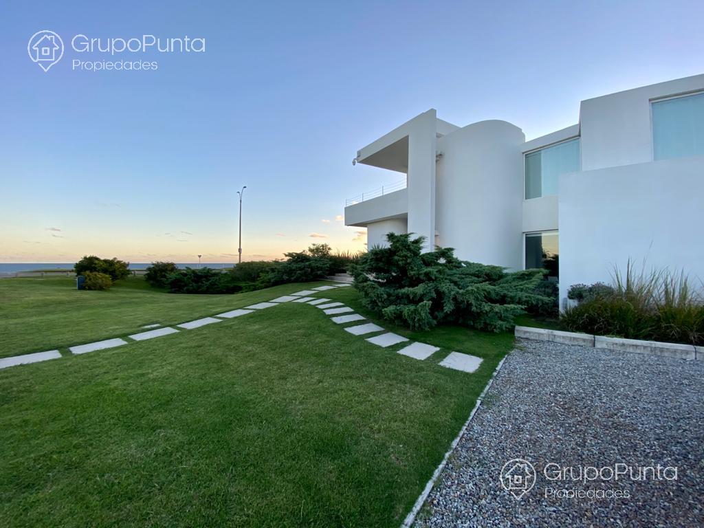 Espectacular Casa  frente al mar en venta y alquiler anual  - Playa Mansa - Punta del Este · Foto 2