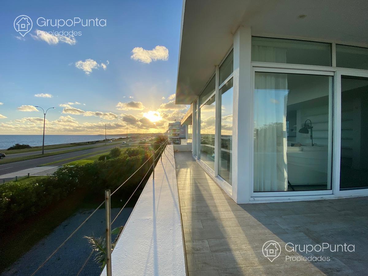 Espectacular Casa  frente al mar en venta y alquiler anual  - Playa Mansa - Punta del Este · Foto 9
