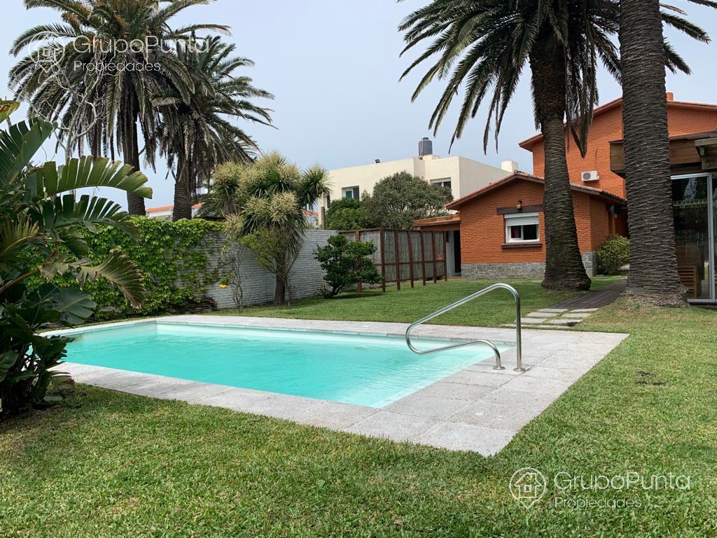 Casa en venta y alquiler  a 200 metros del mar  en la  Península- Punta del Este