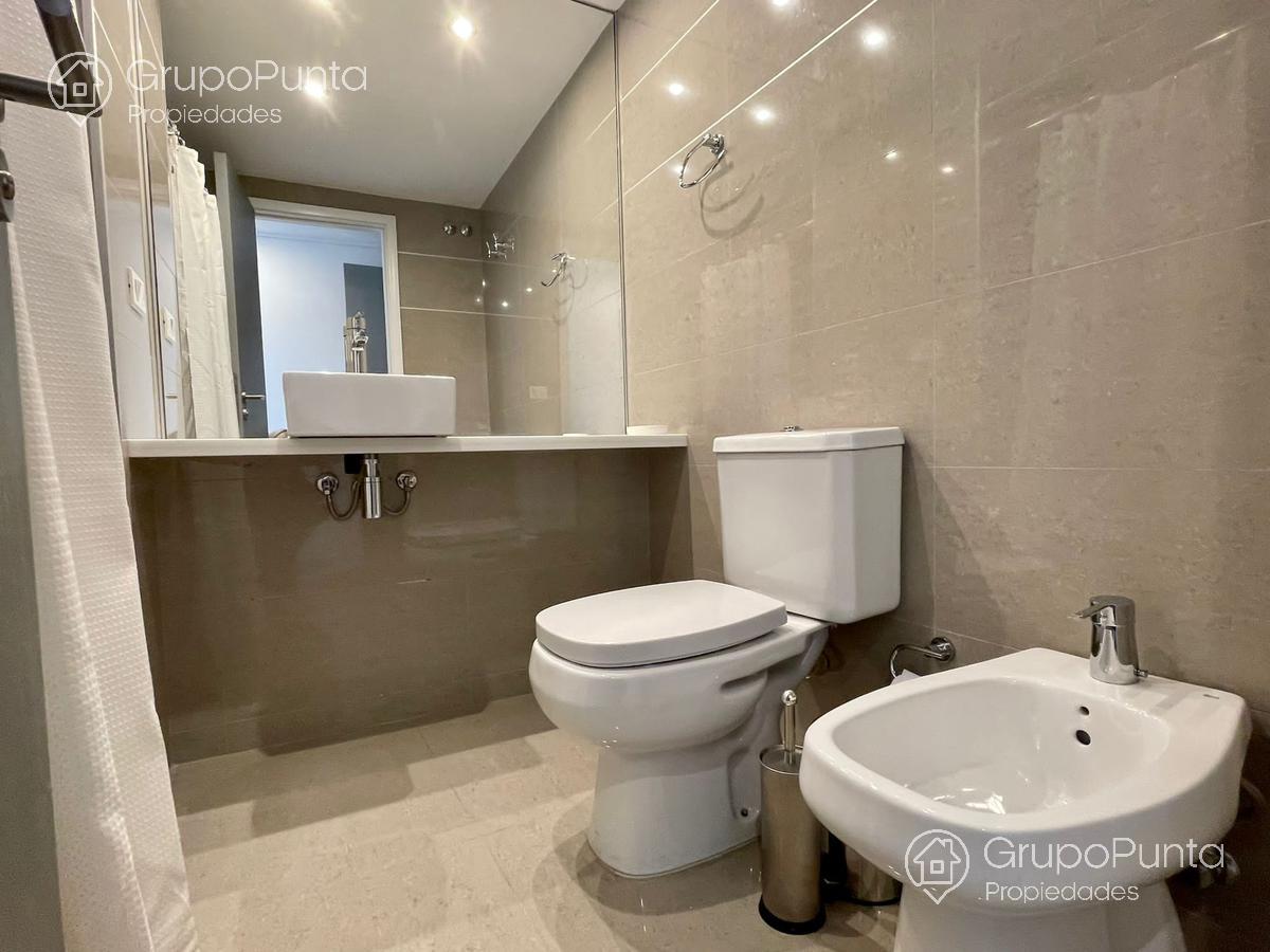 Departamento en venta y alquiler de 2 dormitorios -  Playa Mansa, zona Conrad Ref:0221 · Foto 8