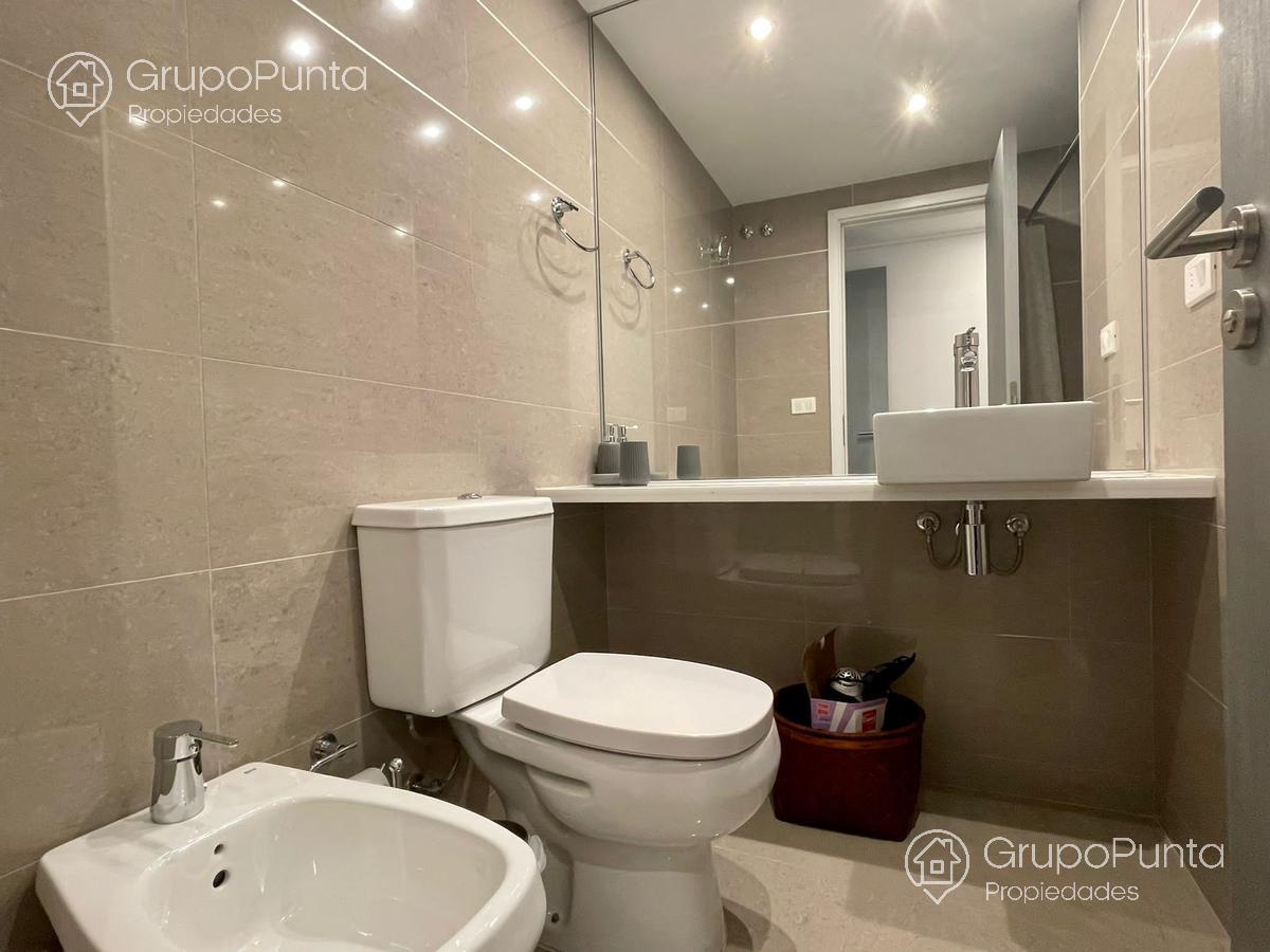 Departamento en venta y alquiler de 2 dormitorios -  Playa Mansa, zona Conrad Ref:0221 · Foto 10