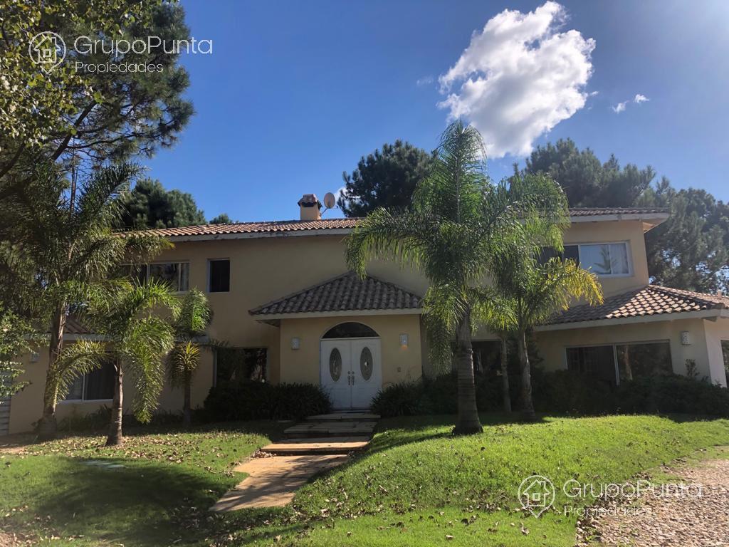 Casa con piscina en barrio privado - La Arbolada