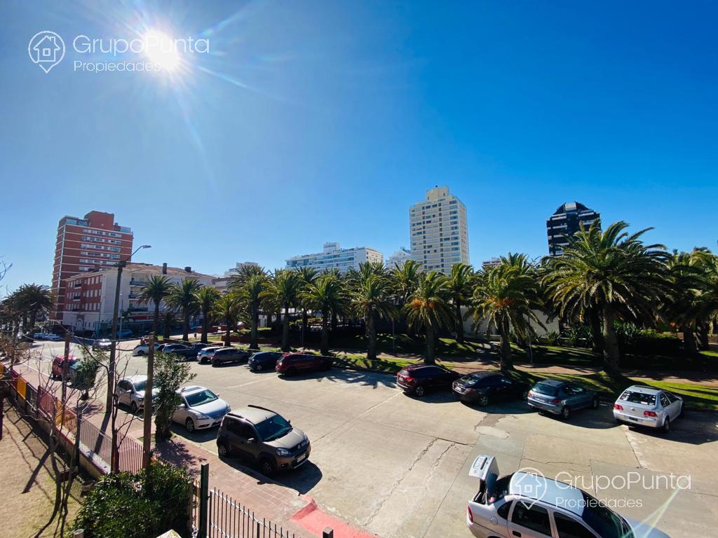Local en alquiler anual en zona comercial -Peninsula- Punta del Este
