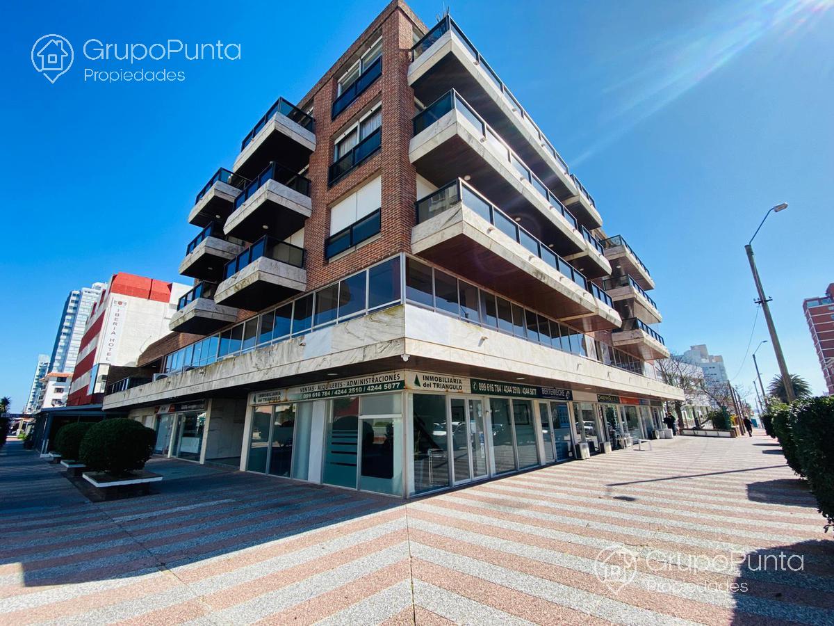 Local en alquiler anual en zona comercial -Peninsula- Punta del Este · Foto 2