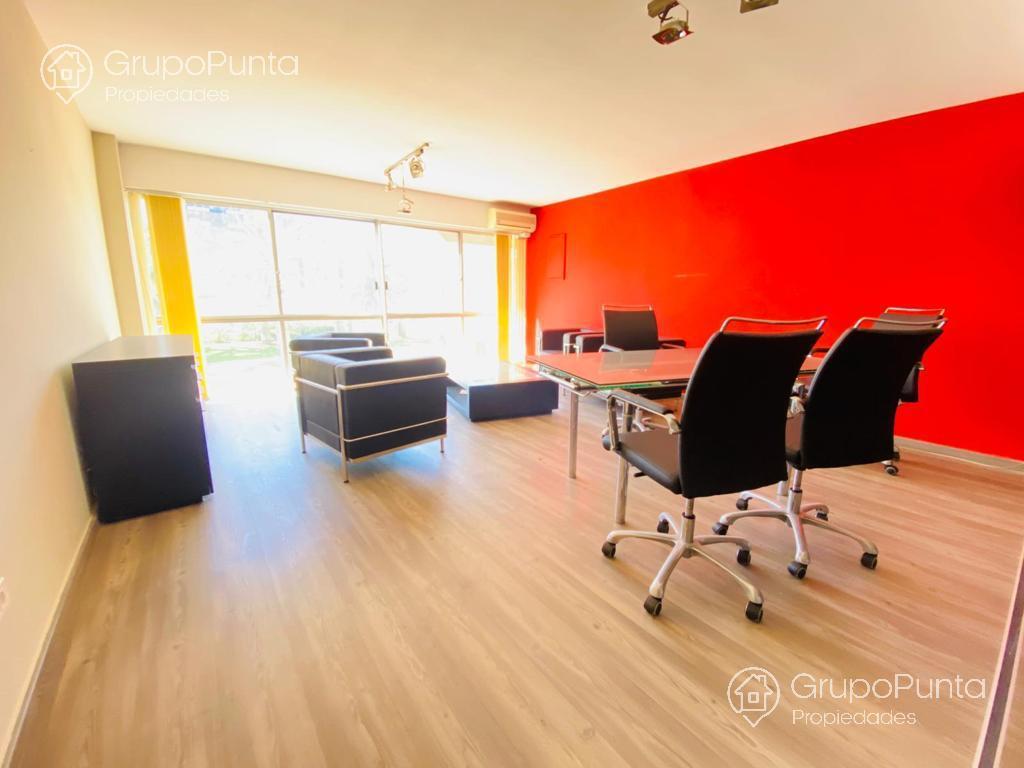 Local en alquiler anual en zona comercial -Peninsula- Punta del Este · Foto 3