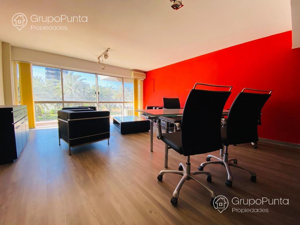 Local en alquiler anual en zona comercial -Peninsula- Punta del Este · Foto 5
