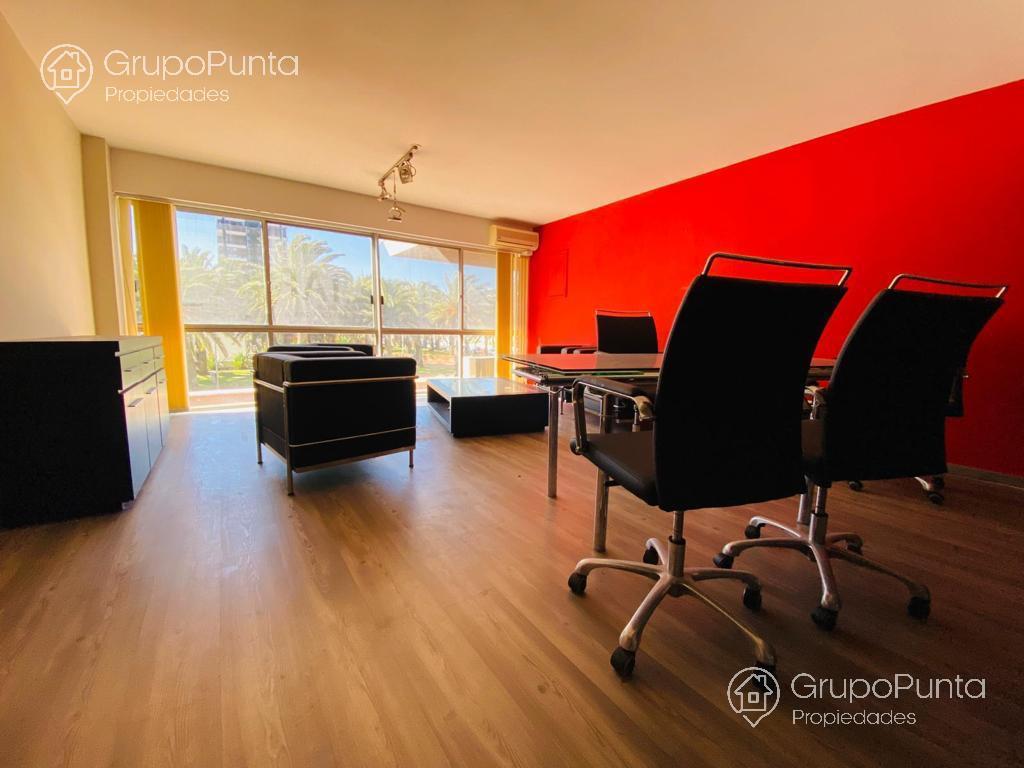 Local en alquiler anual en zona comercial -Peninsula- Punta del Este · Foto 8