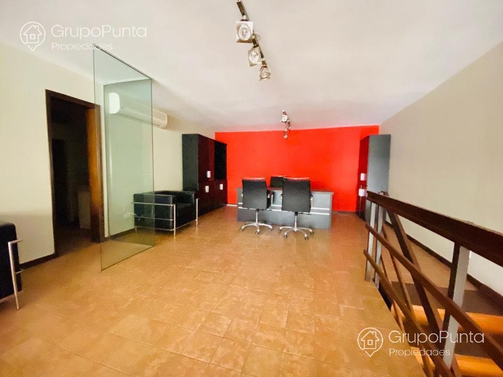 Local en alquiler anual en zona comercial -Peninsula- Punta del Este · Foto 9