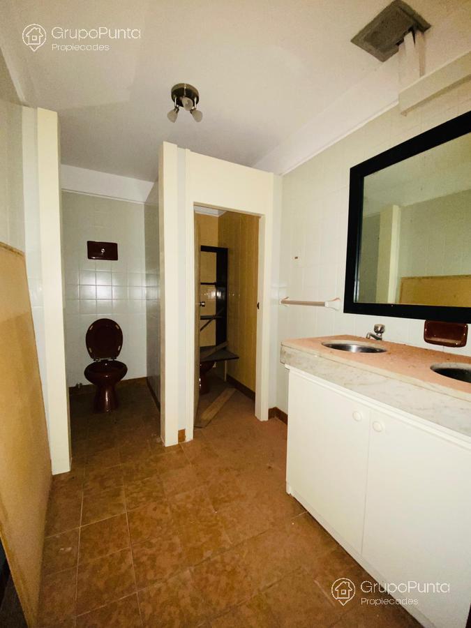 Local en alquiler anual en zona comercial -Peninsula- Punta del Este · Foto 11