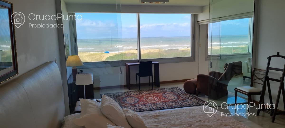 Departamento frente al mar  tres dormitorios y dependencia - torre de categoría  - Playa brava- Punta del Este · Foto 7