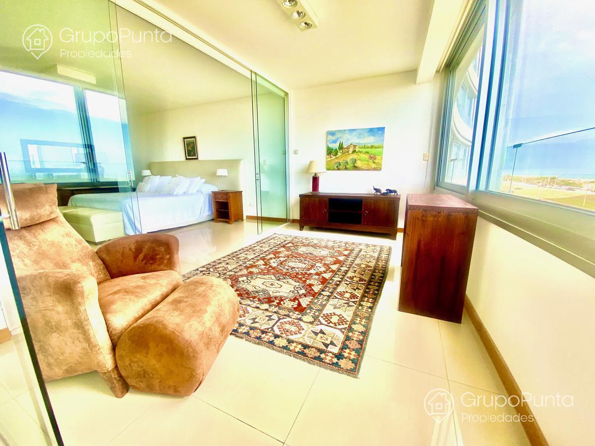 Departamento frente al mar  tres dormitorios y dependencia - torre de categoría  - Playa brava- Punta del Este · Foto 9