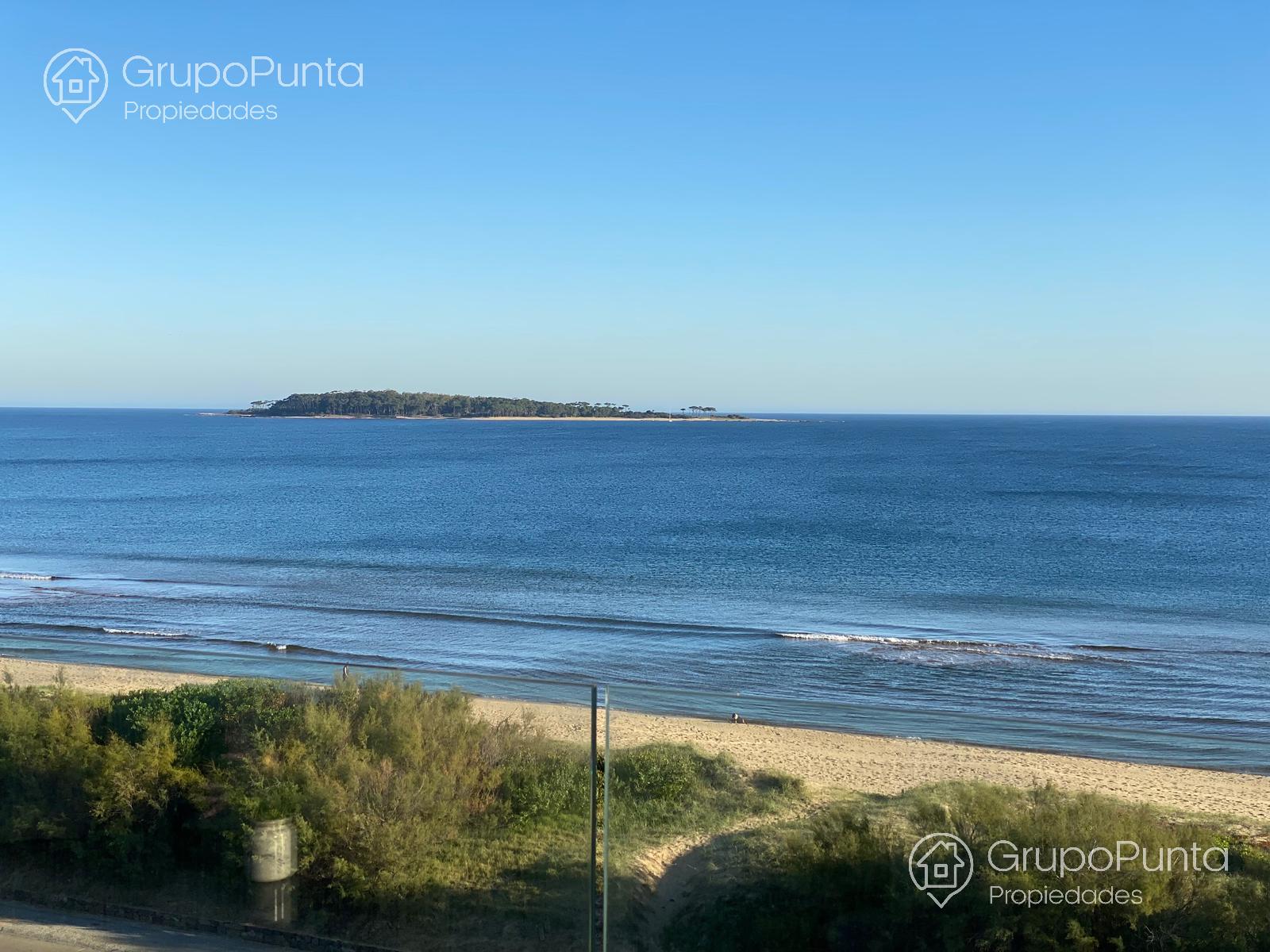 Departamento  duplex en venta y alquiler anual  frente al mar - Playa mansa -Punta del Este · Foto 2