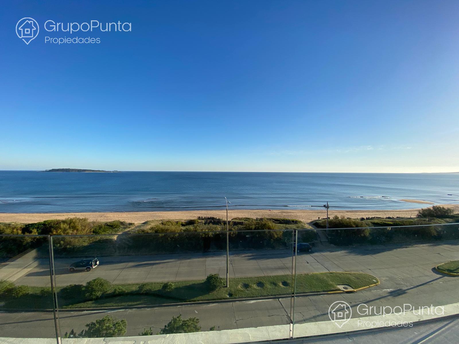 Departamento  duplex en venta y alquiler anual  frente al mar - Playa mansa -Punta del Este · Foto 3