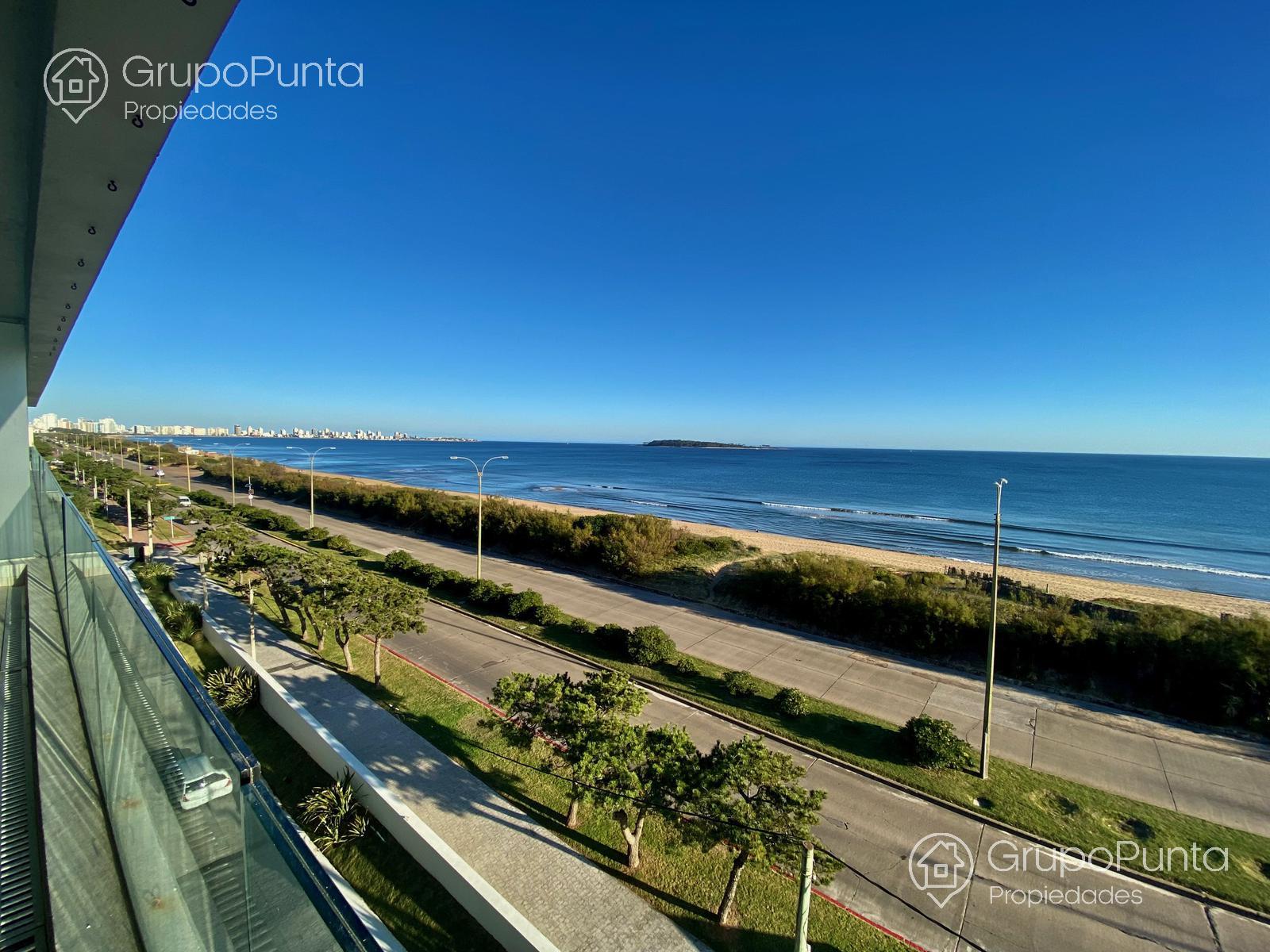 Departamento  duplex en venta y alquiler anual  frente al mar - Playa mansa -Punta del Este · Foto 4