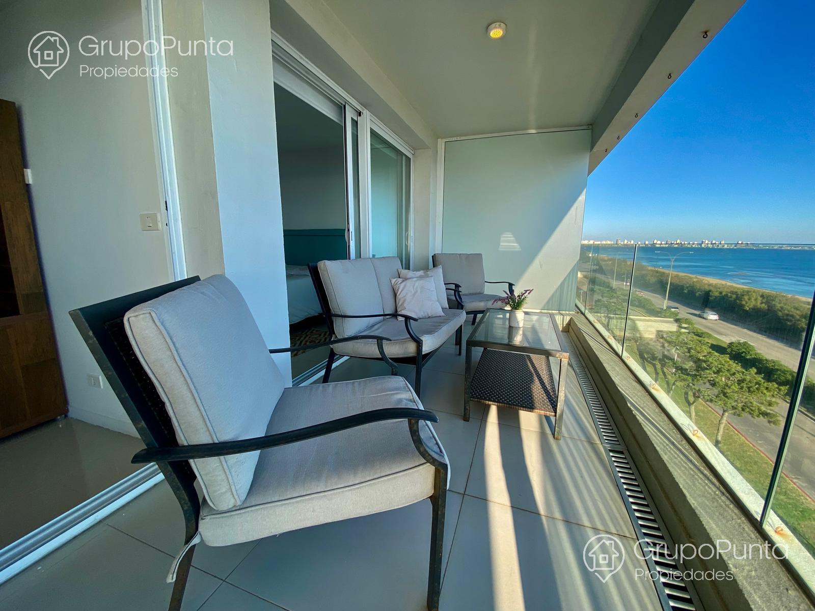 Departamento  duplex en venta y alquiler anual  frente al mar - Playa mansa -Punta del Este · Foto 9