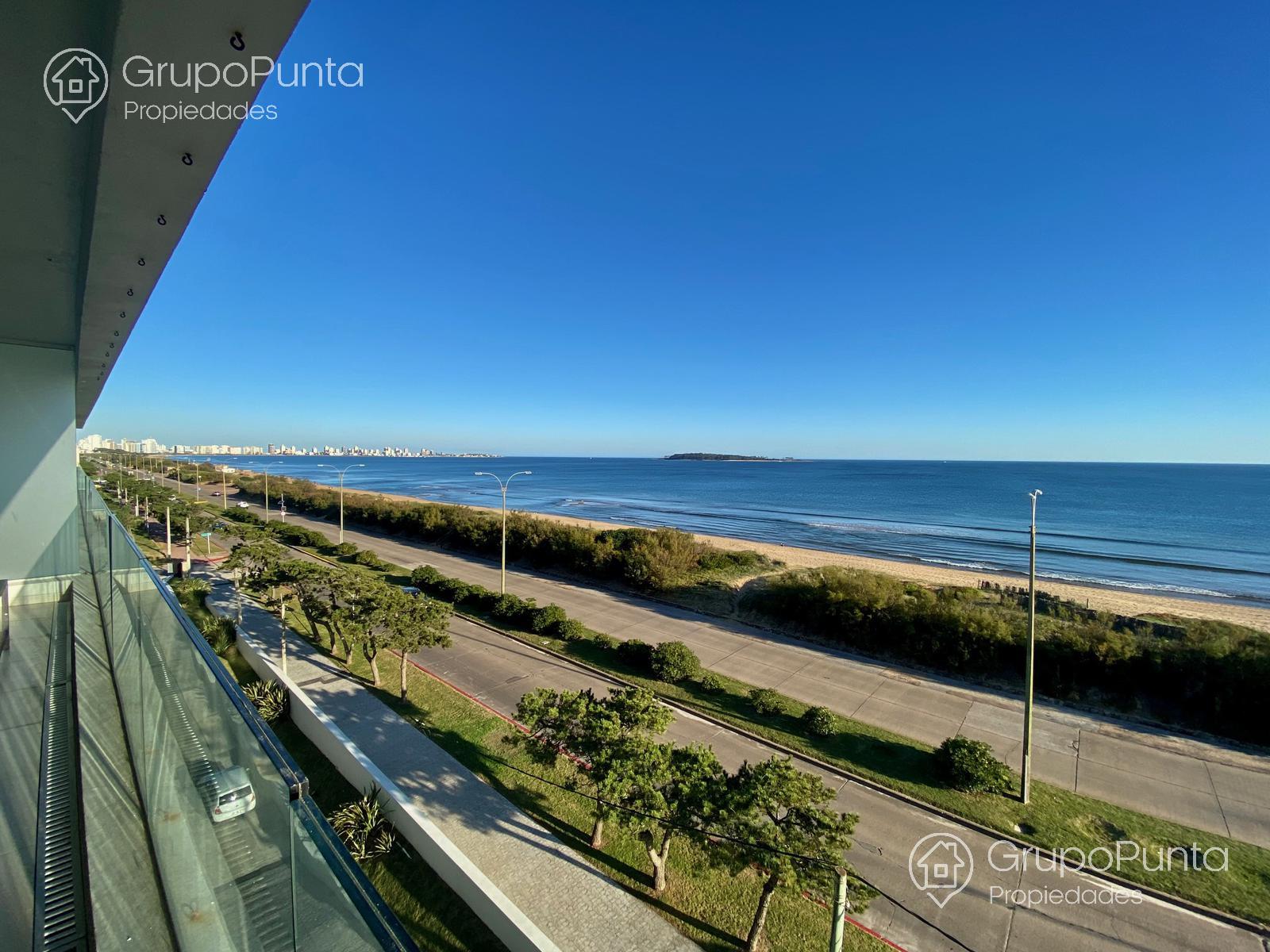 Departamento  duplex en venta y alquiler anual  frente al mar - Playa mansa -Punta del Este · Foto 11