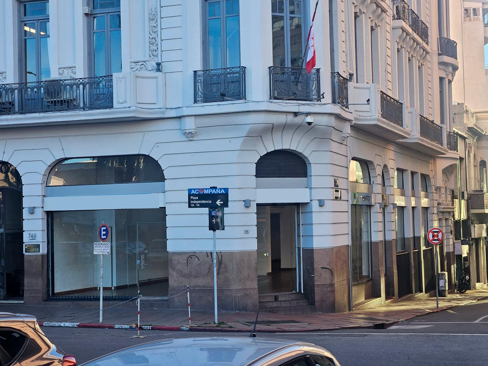 Plaza Independencia , gran esquina, 400 m2 , 15 mts de frente , a nuevo !!