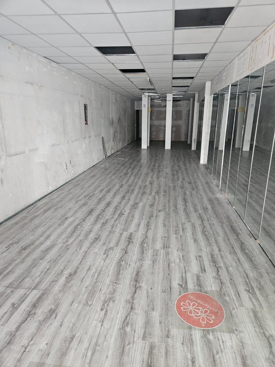 18 de Julio y Cuareim , 4 mts de frente, 180 m2 , doble altura, excelente estado !! · Foto 3