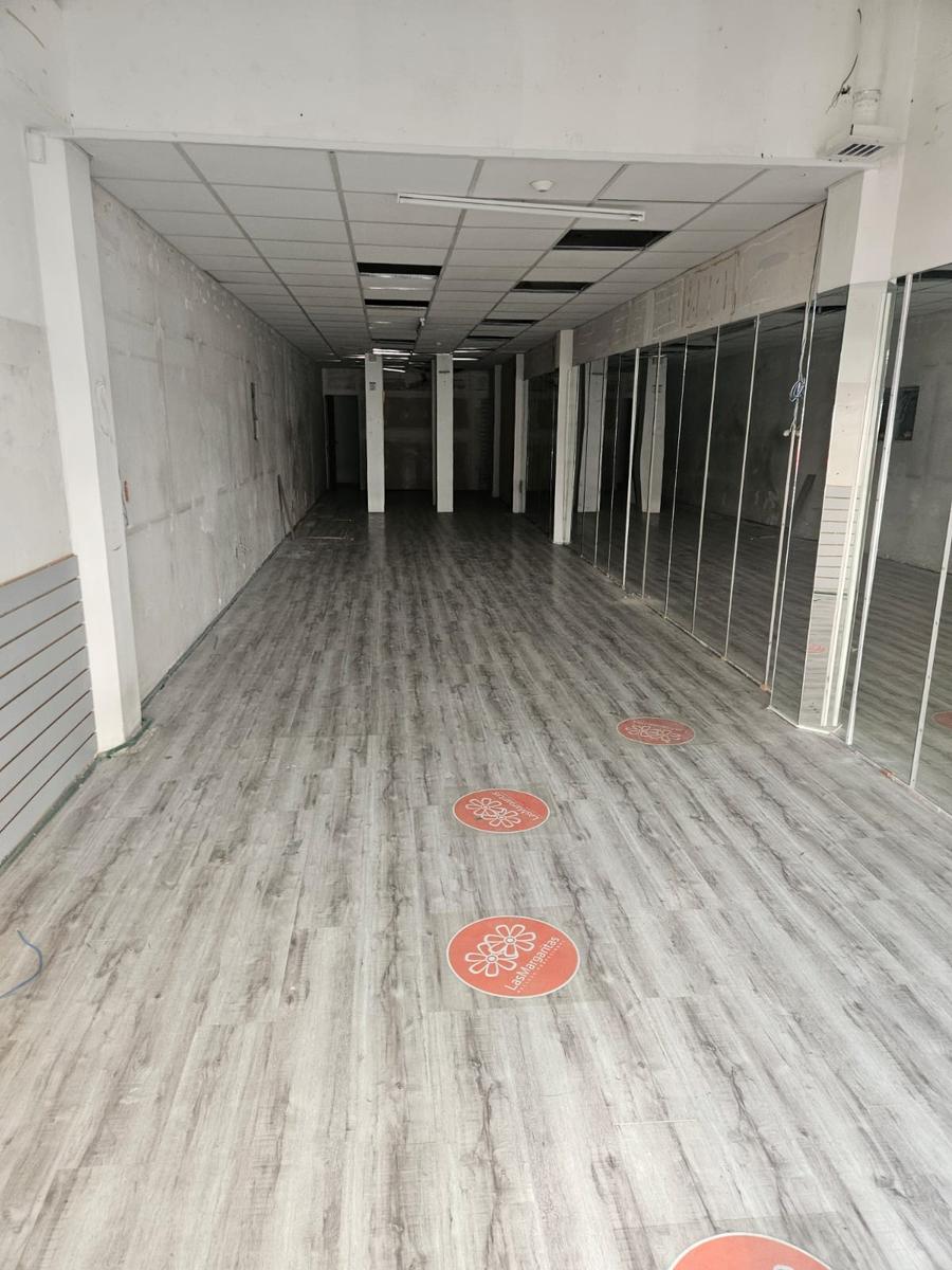 18 de Julio y Cuareim , 4 mts de frente, 180 m2 , doble altura, excelente estado !! · Foto 4