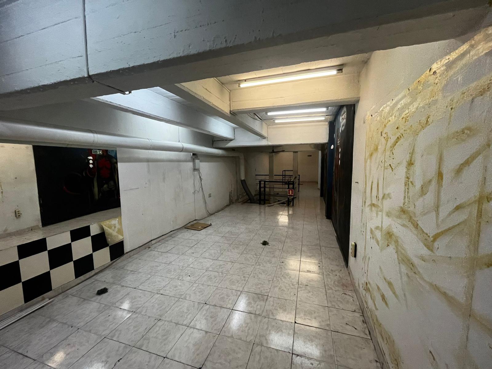 18 de Julio y Cuareim , 4 mts de frente, 180 m2 , doble altura, excelente estado !! · Foto 6