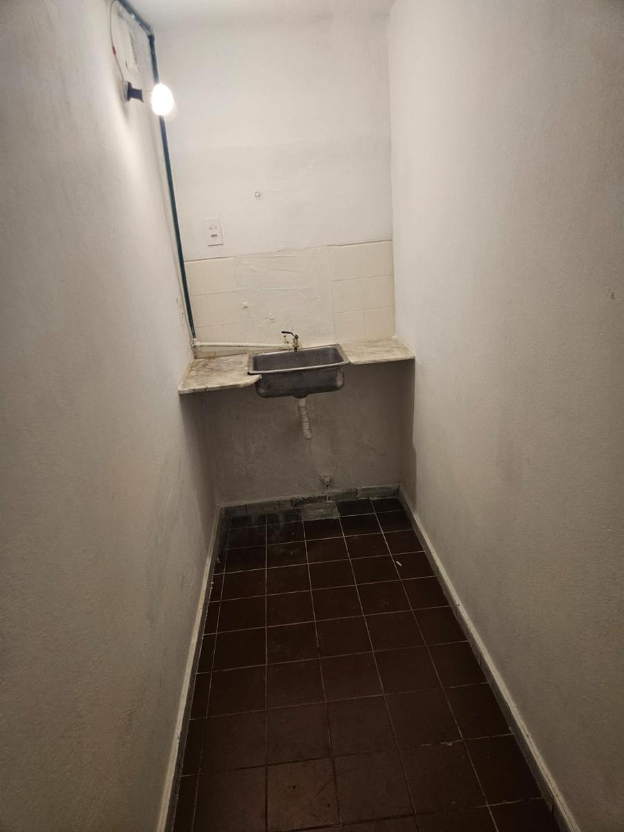 18 de Julio y Cuareim , 4 mts de frente, 180 m2 , doble altura, excelente estado !! · Foto 9