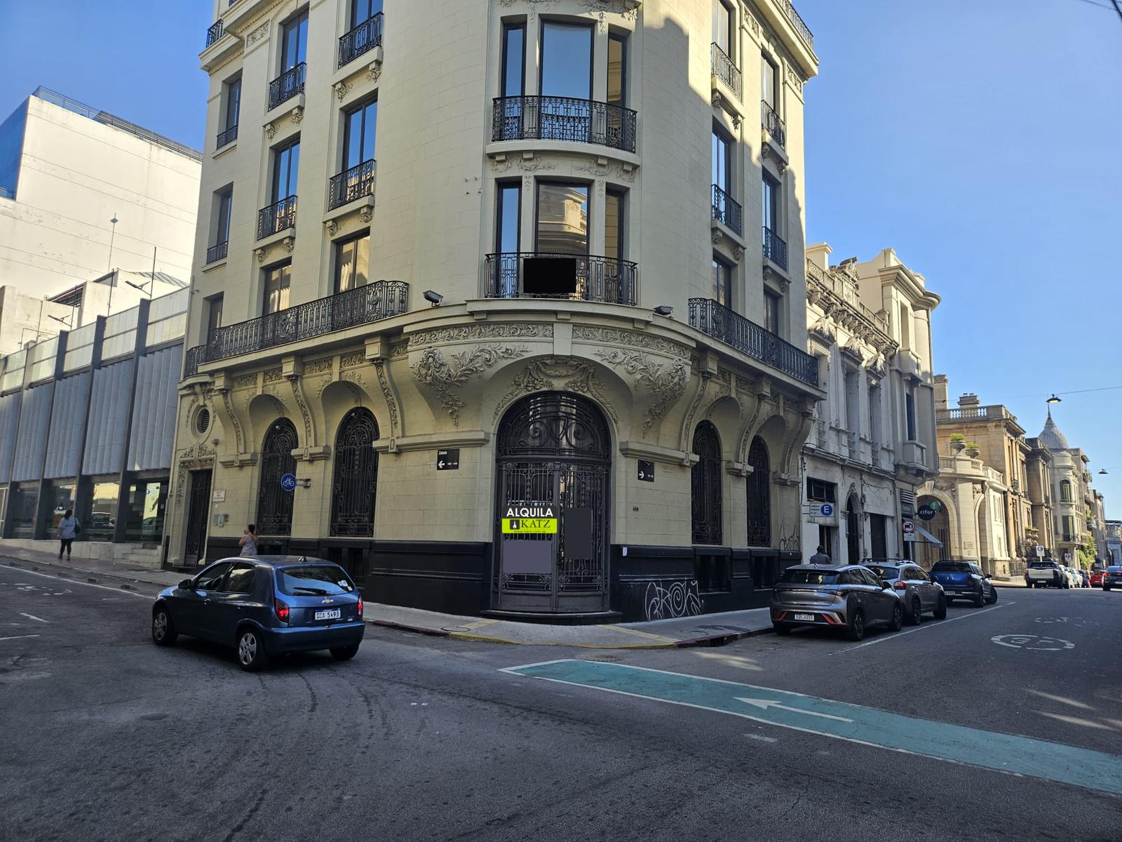 25 de mayo y Zabala, gran esquina, 27 mts de frente, 245 m2 , excelente estado !! · Foto 1