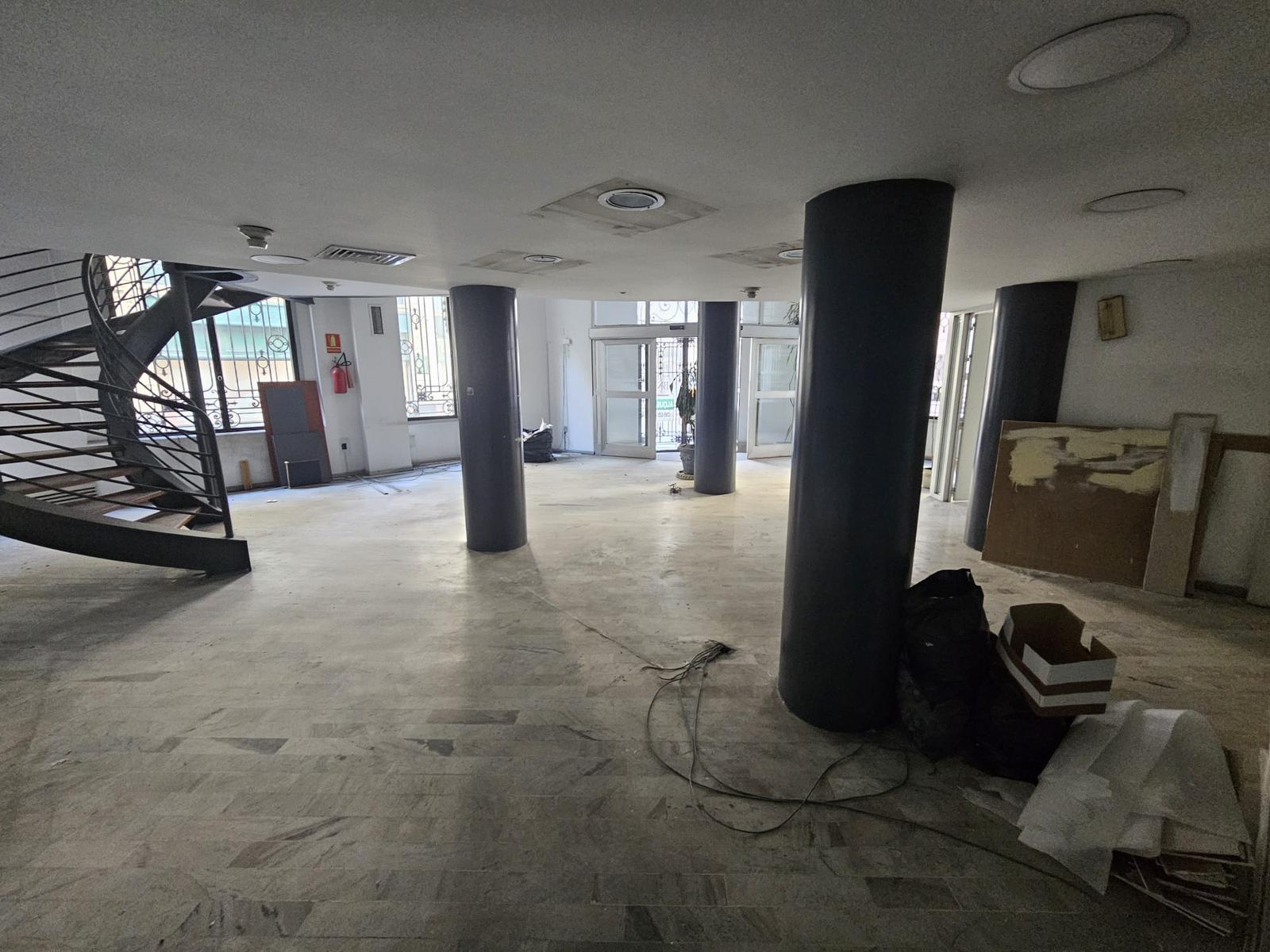 25 de mayo y Zabala, gran esquina, 27 mts de frente, 245 m2 , excelente estado !! · Foto 4