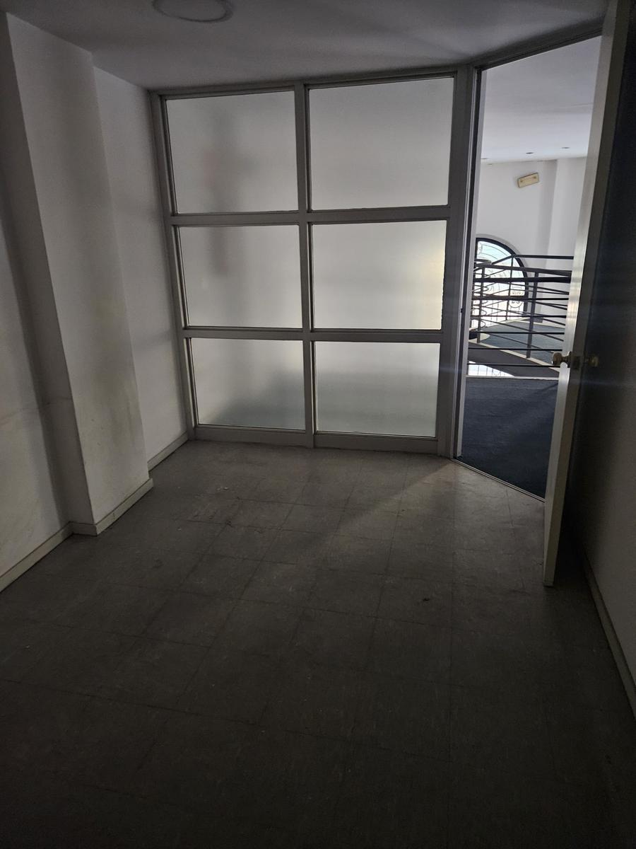 25 de mayo y Zabala, gran esquina, 27 mts de frente, 245 m2 , excelente estado !! · Foto 8