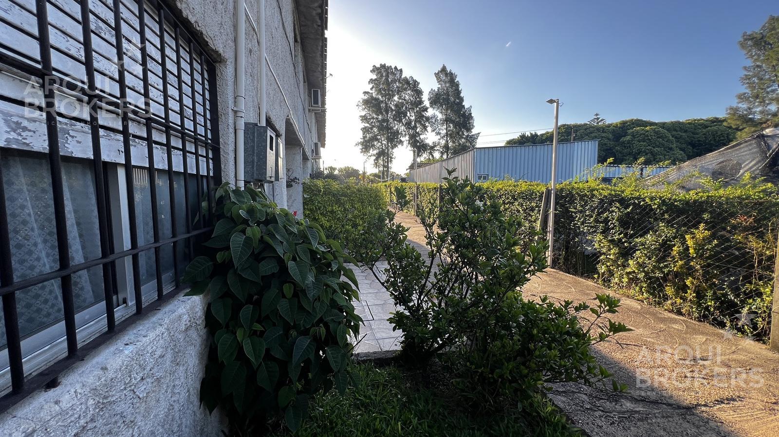 Casa de tres dormitorios en venta en Piedras Blancas,2 baños  con cochera