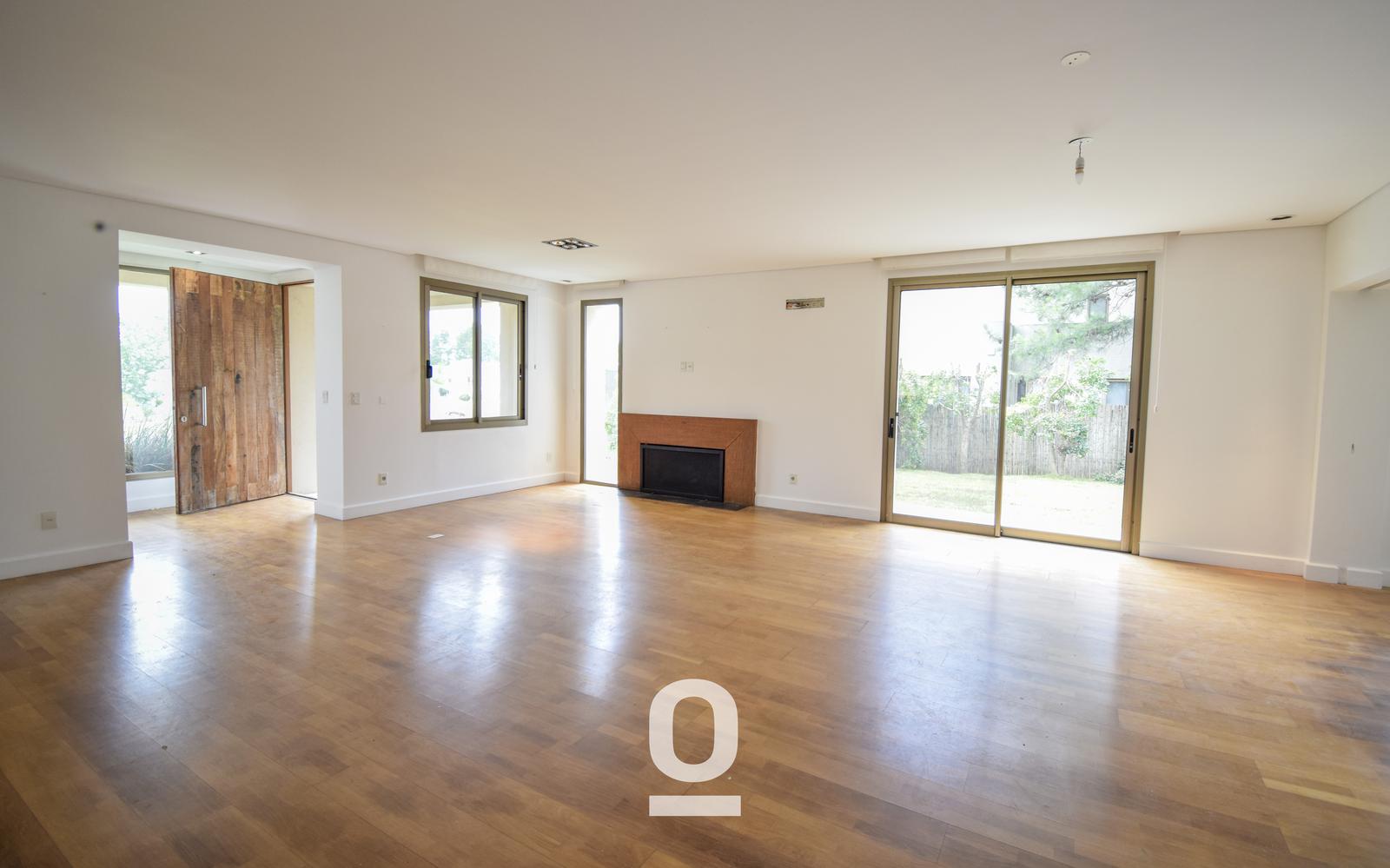 Venta en 2 plantas moderna casa en Viñedos de la Tahona