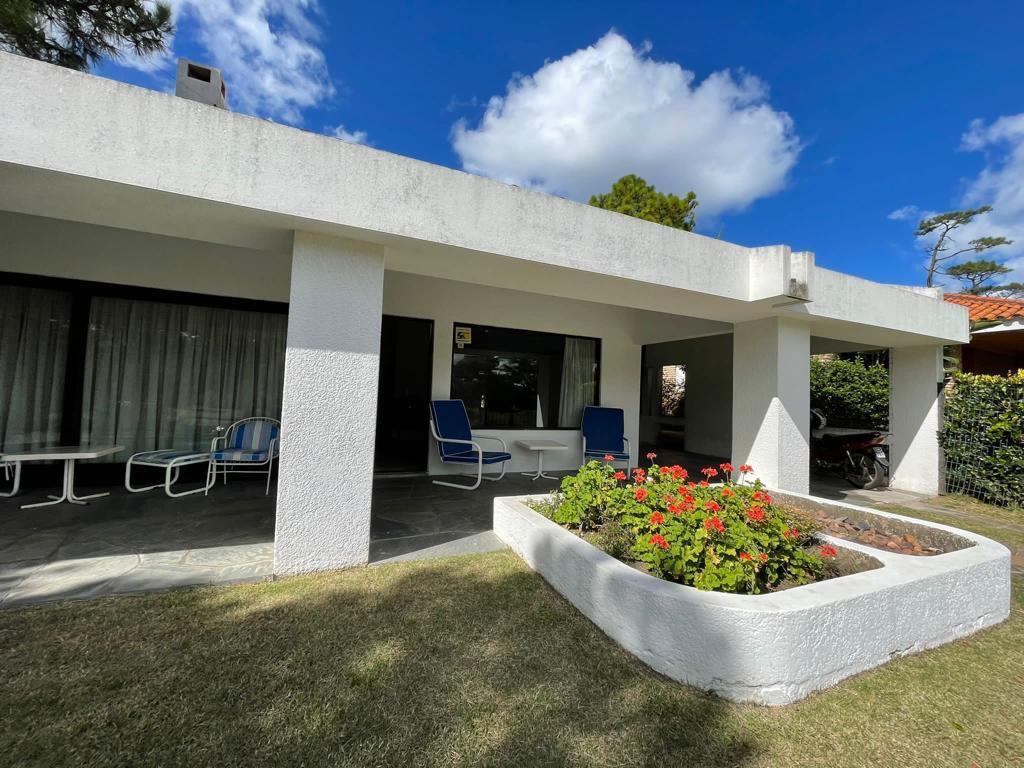 Proximo 16 de la Mansa y Rambla, 4 dormitorios, 3 baños, servicio, 200 m2, 1100 m2 terreno !!