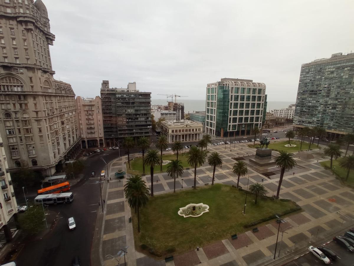 Plaza Independencia , 570 m2 llanos, piso alto con la mejor vista, aire acondicionado central, vigilancia 24 hs !!