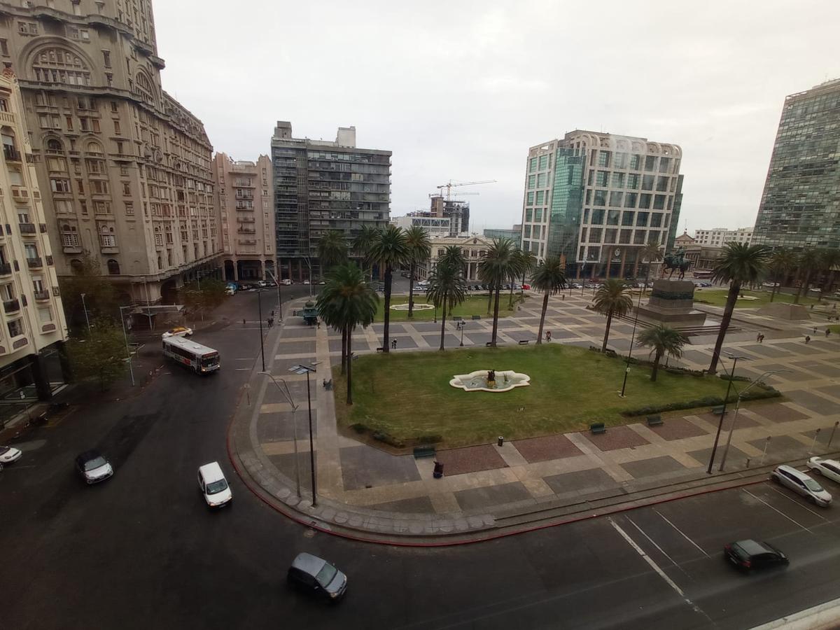 Plaza Independencia, 560 m2, aire acondicionado central, vigilancia 24 hs !!