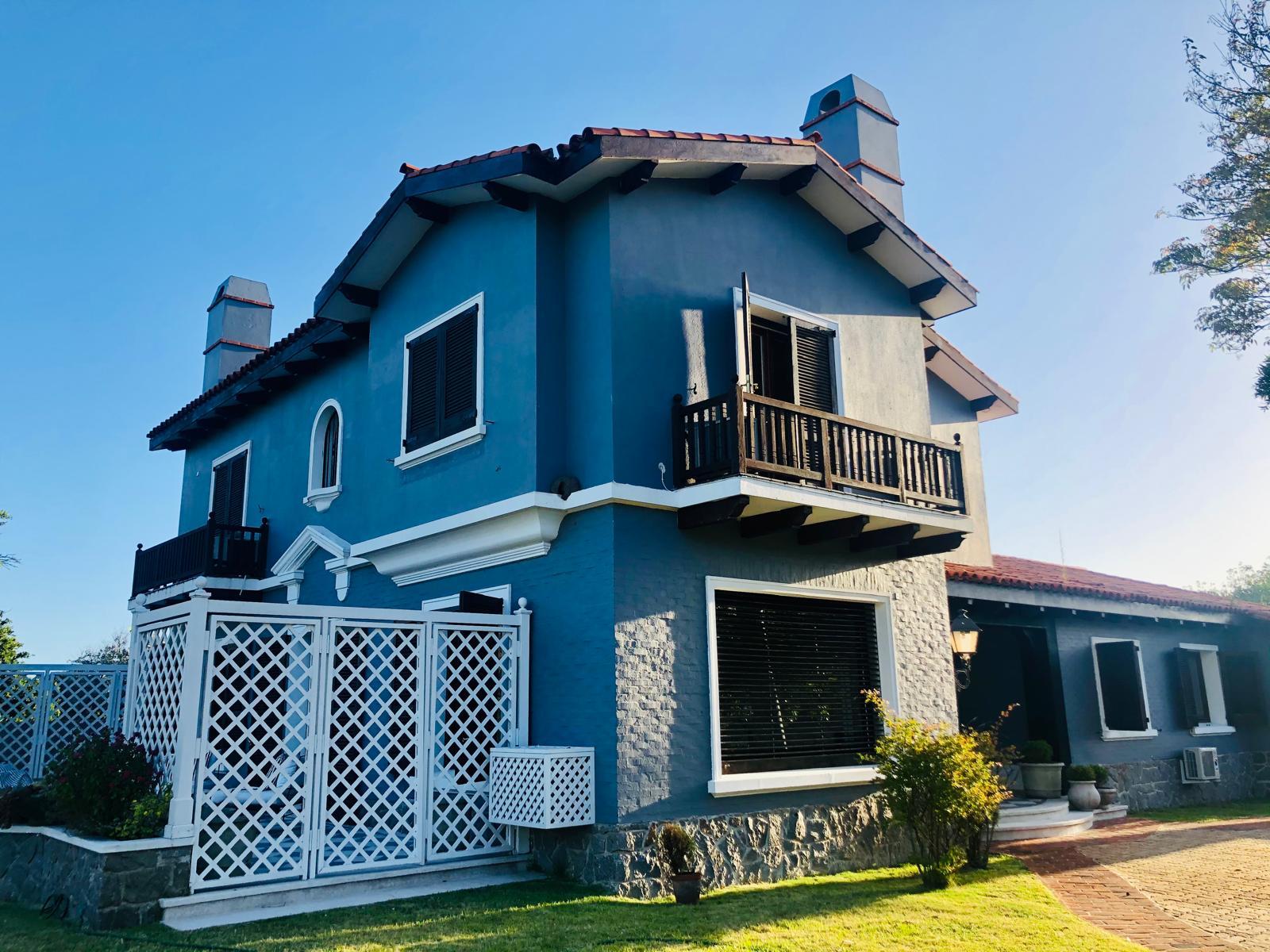 Casa esquina en Carrasco, emblemática
