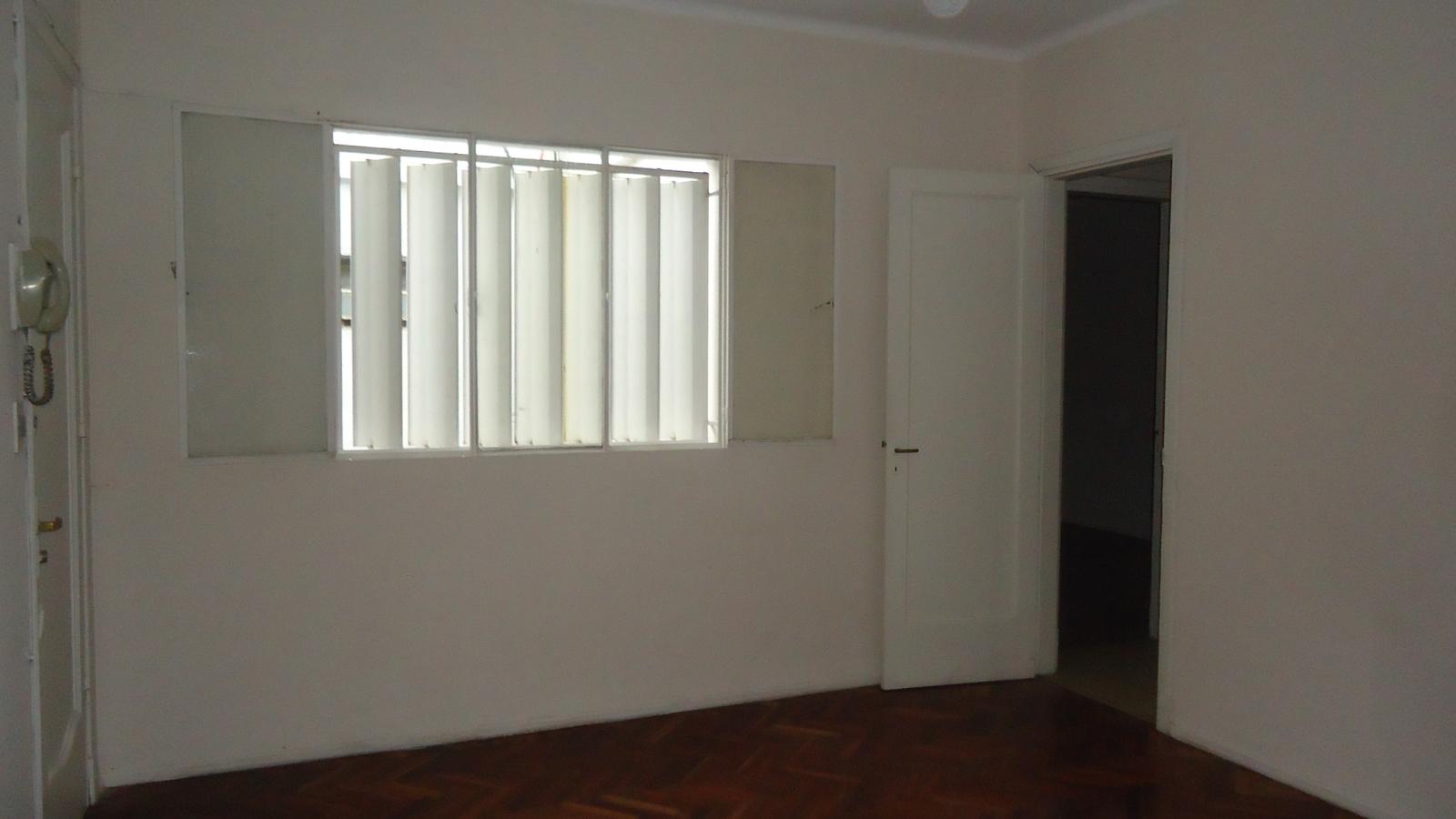 Apartamento 2 dorm, segundo piso por escalera, interior, Proximo a Palacio Legislativo