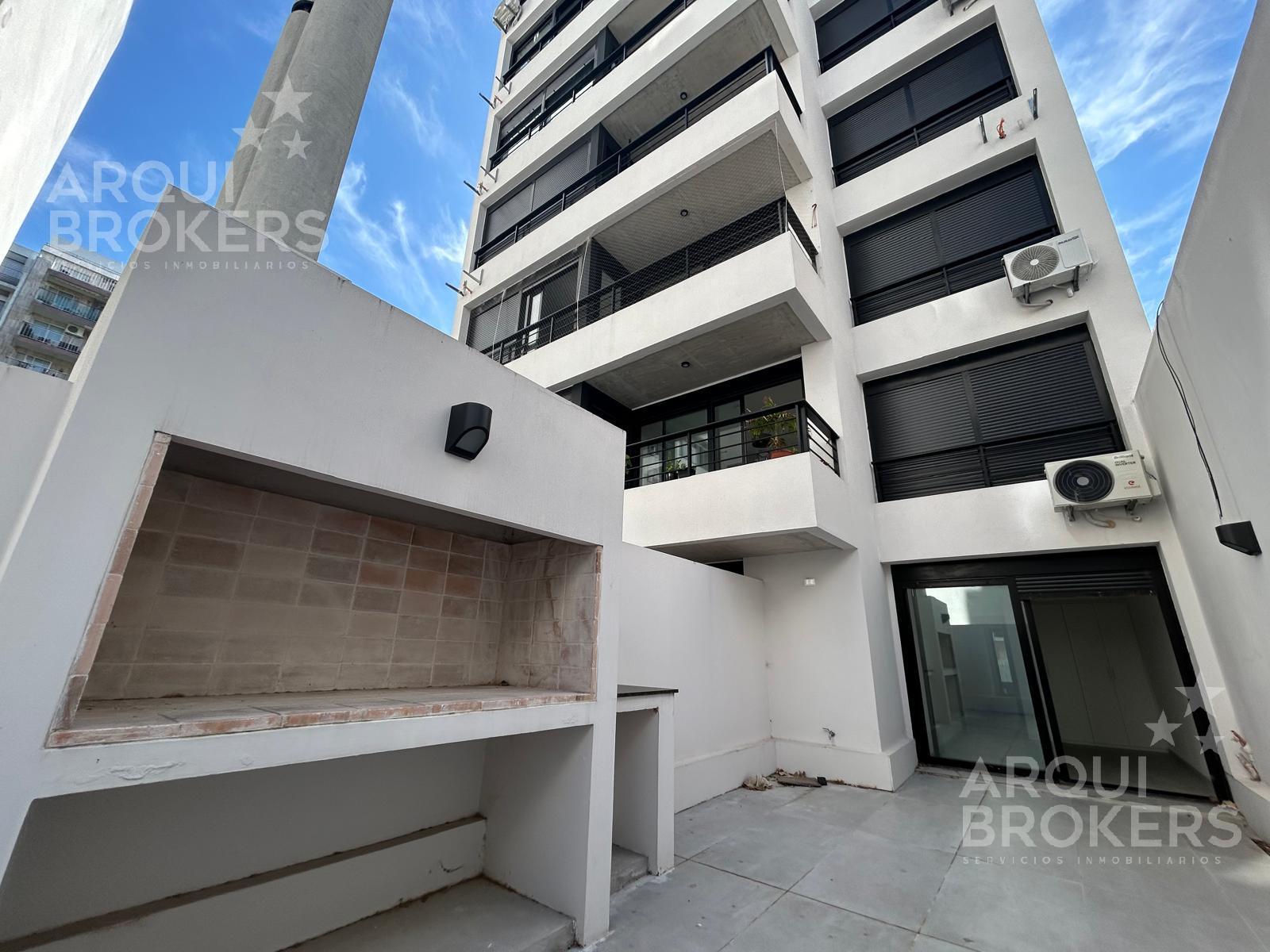 Apartamento 1 dormitorio en venta en Pocitos con patio parrillero y garaje