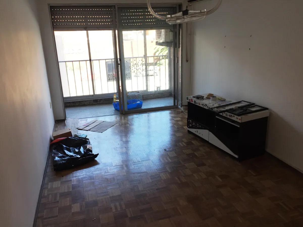 Apartamento en alquiler 2 dormitorios bajos gastos comunes inmejorable ubicación tres cruces · Foto 2