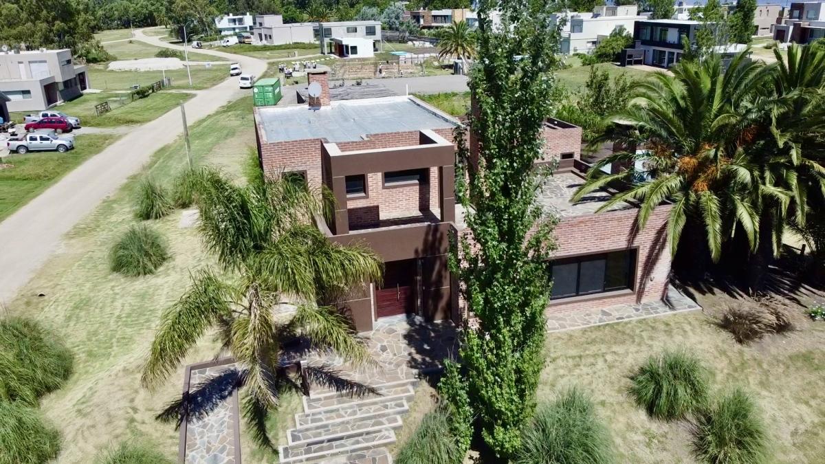 Colonia - Alquiler o Venta casa de 3 dormitorios en suite y piscina barrio SHERATON playa · Foto 1