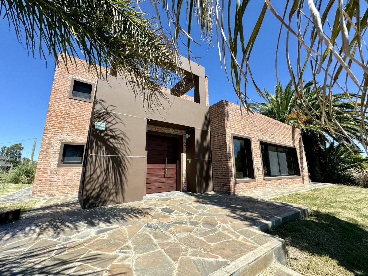 Colonia - Alquiler o Venta casa de 3 dormitorios en suite y piscina barrio SHERATON playa · Foto 2