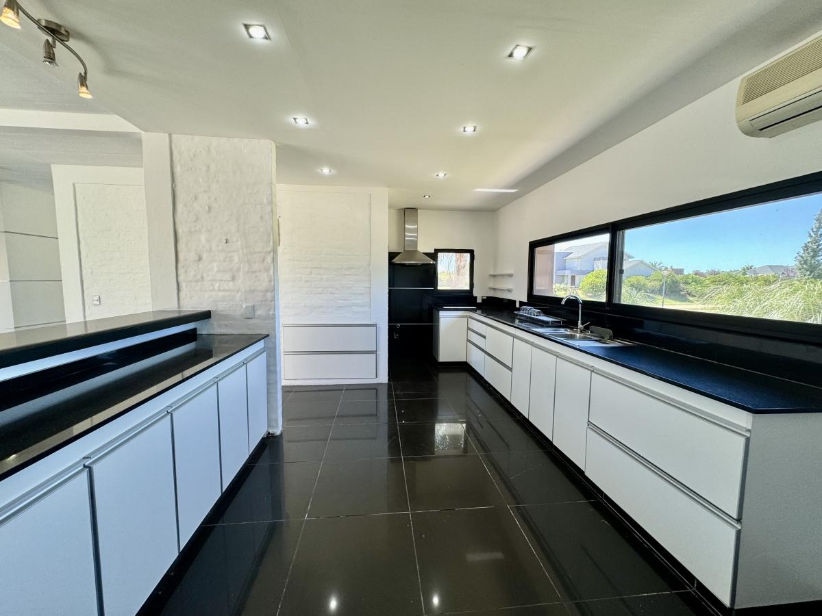 Colonia - Alquiler o Venta casa de 3 dormitorios en suite y piscina barrio SHERATON playa · Foto 6