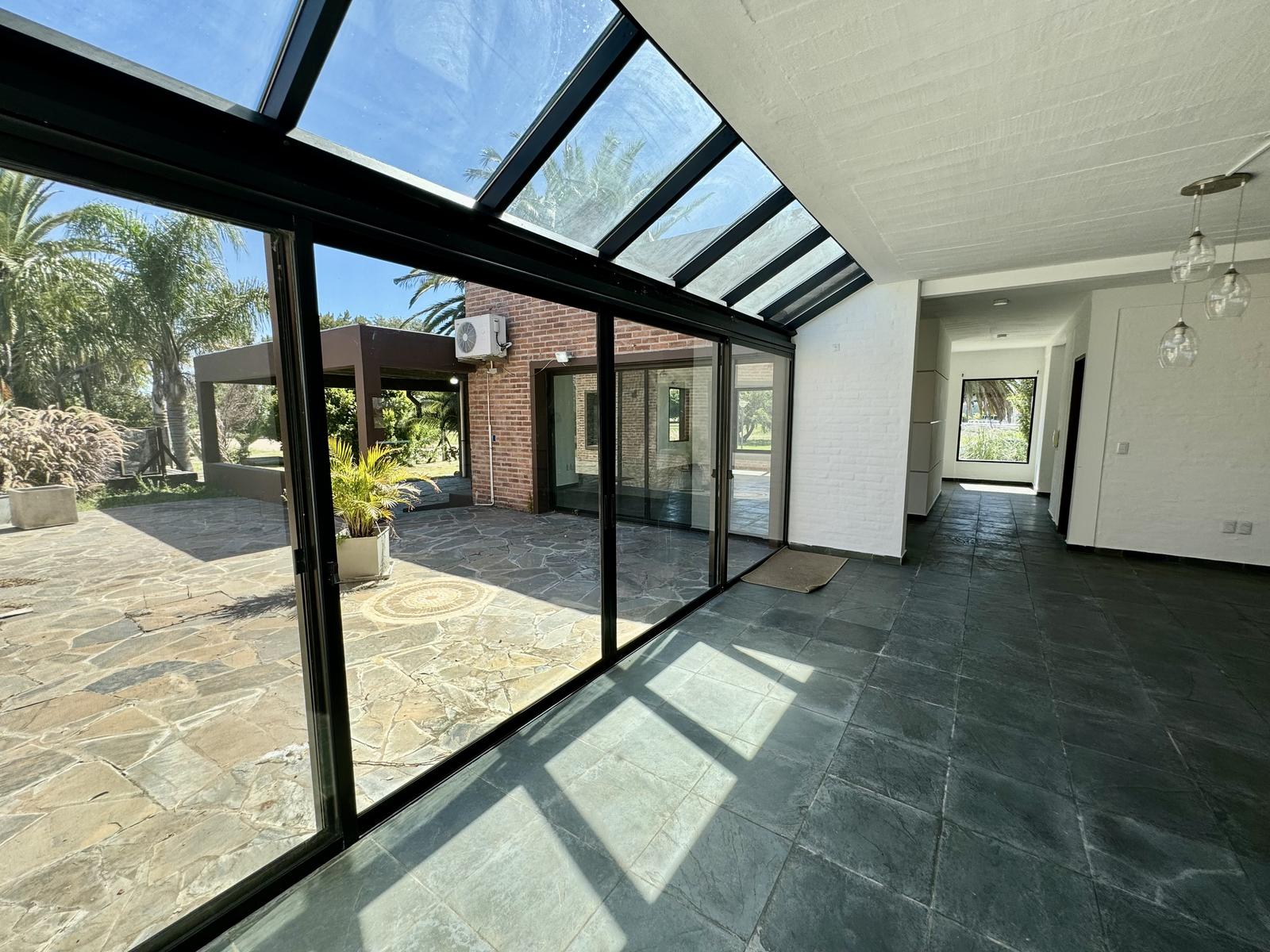 Colonia - Alquiler o Venta casa de 3 dormitorios en suite y piscina barrio SHERATON playa · Foto 8