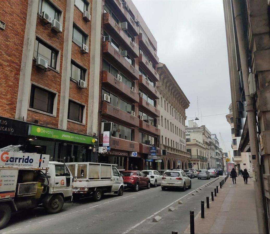 Alquiler de Oficina Ciudad Vieja, Plaza Matriz y Peatonal Sarandí.