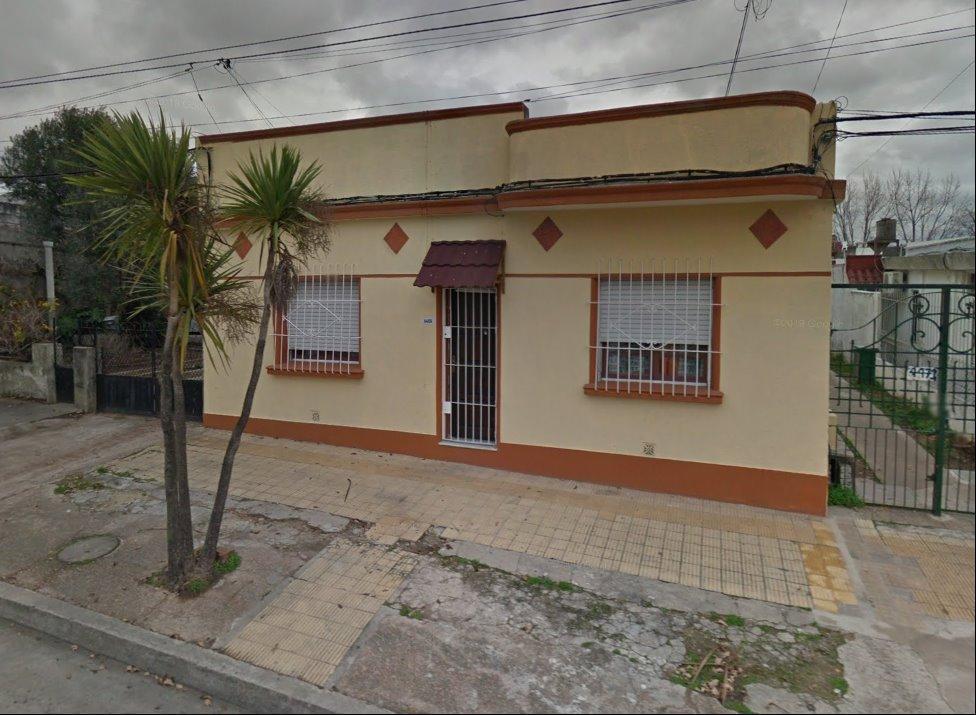 Casa de 4 dormitorios, y un generoso fondo con parrillero!
