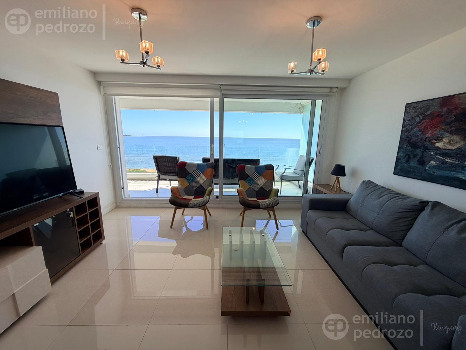 Departamento en venta de dos dormitorios en primera linea de playa mansa