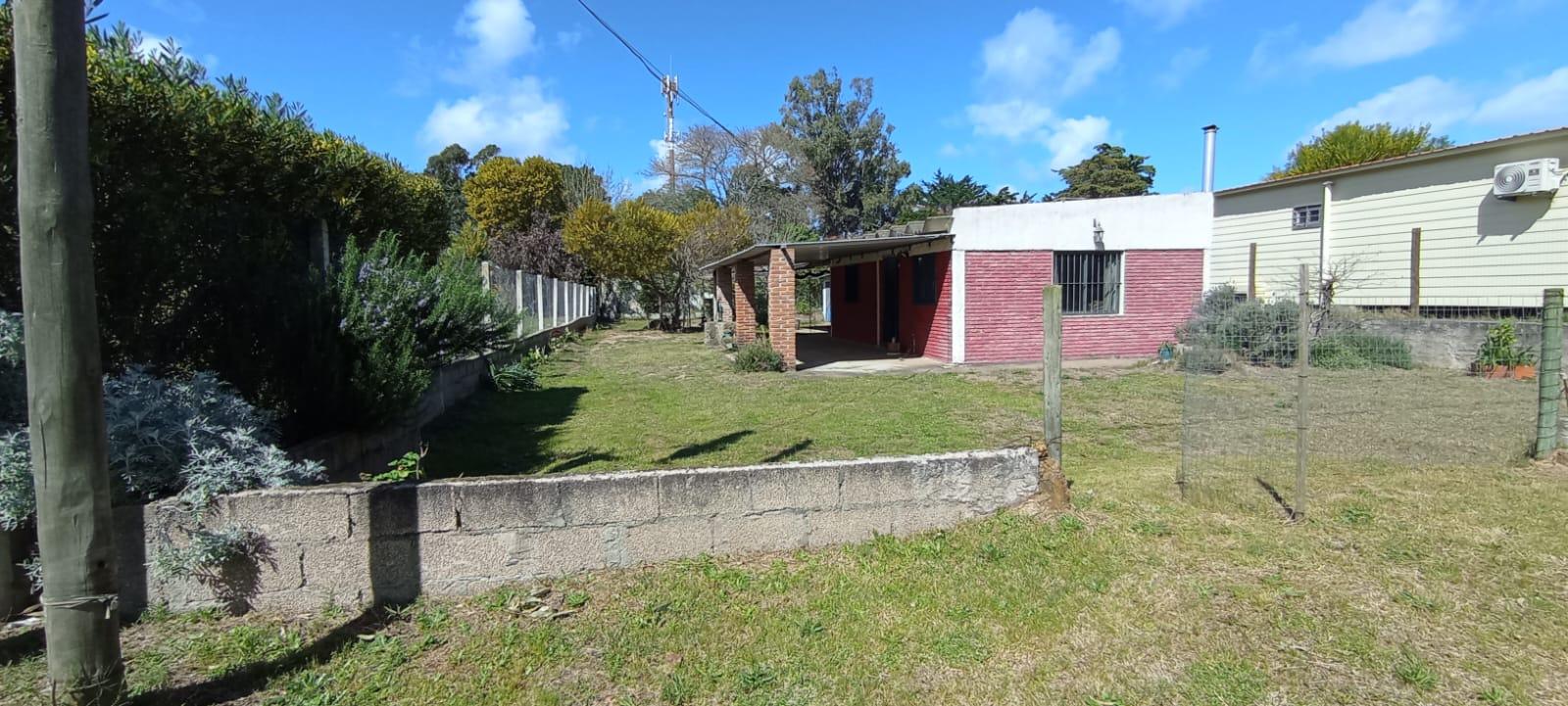 Casa en Jaureguiberry, jardín y fondo arbolado con parrillero techado