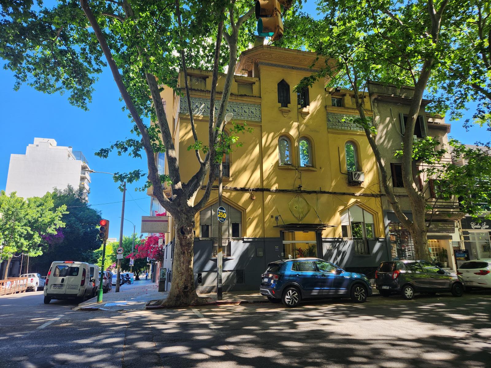Venta propiedad corporativa - 423m2 sobre Av. Rivera próximo a Bv. Artigas