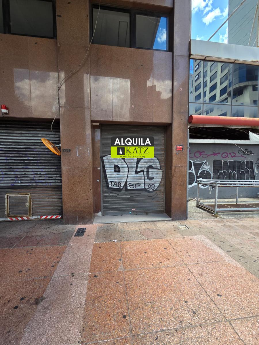 Juncal y Sarandi, 3 mts de frente, 180 m2 , excelente estado !!