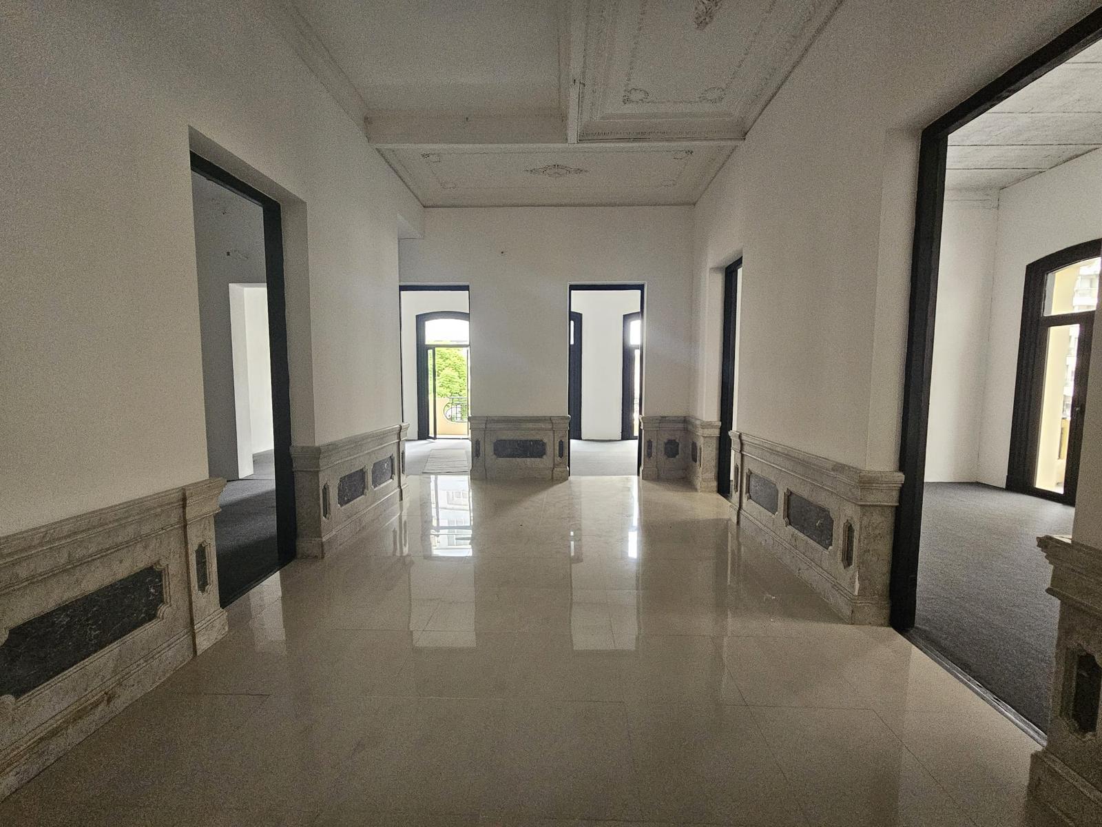 Edificio de 3 plantas llanas 220 m2 cada planta, ascensor, totalmente reciclado, total 660 m2 !! · Foto 2