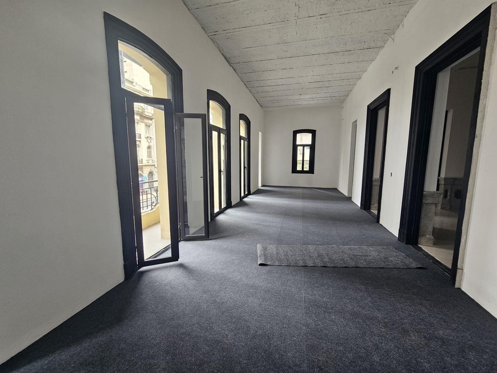 Edificio de 3 plantas llanas 220 m2 cada planta, ascensor, totalmente reciclado, total 660 m2 !! · Foto 4